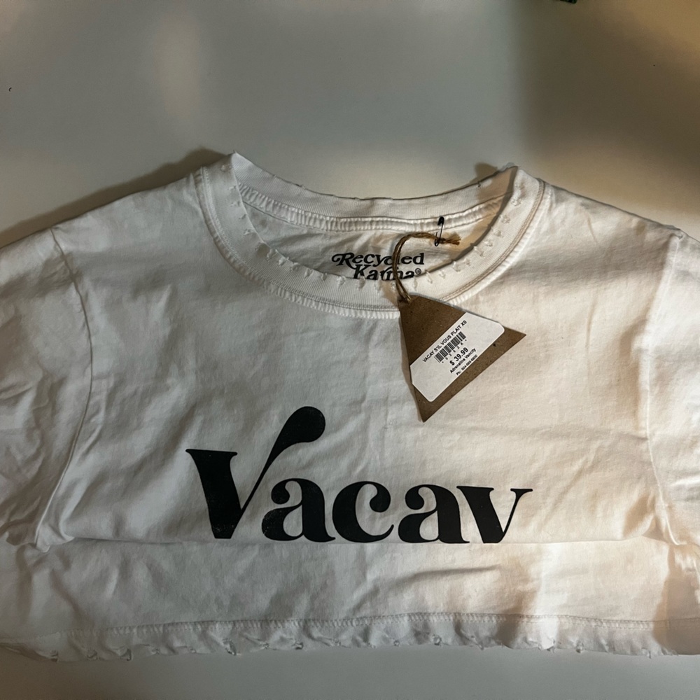 BNWT. Vacay s’il vous plait t-shirt! White with black writing. XS. - Picture 6 of 6